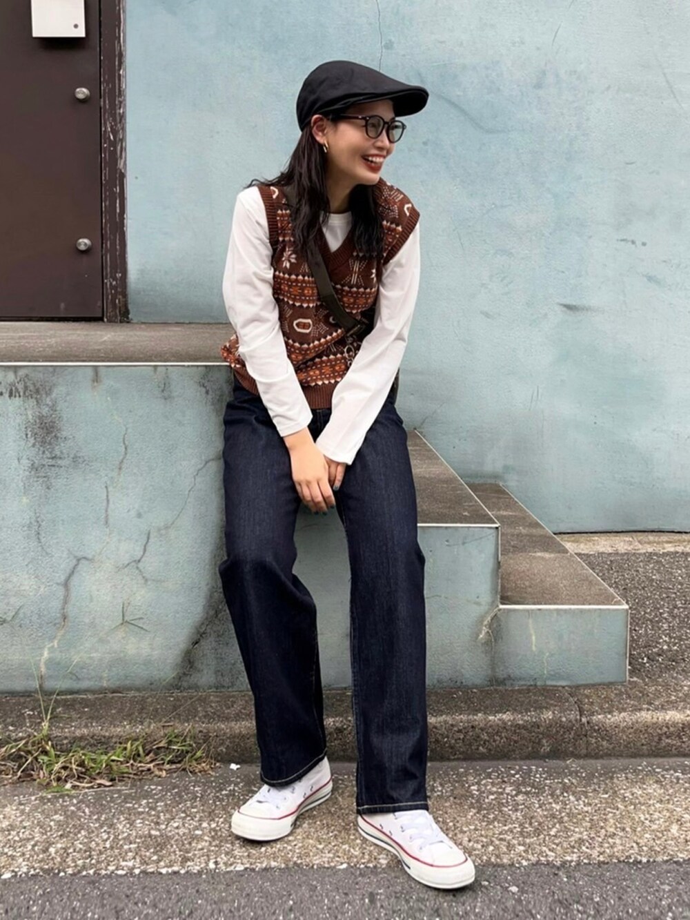 ブラウン系のベストを着用したレディースの秋コーディネートの3枚目の写真