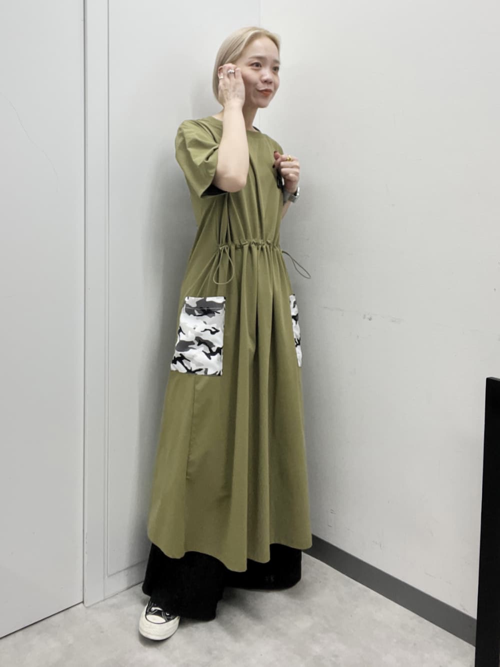 ホワイト系のその他パンツ、グリーン系のワンピースを着用したレディースの夏コーディネートの3枚目の写真