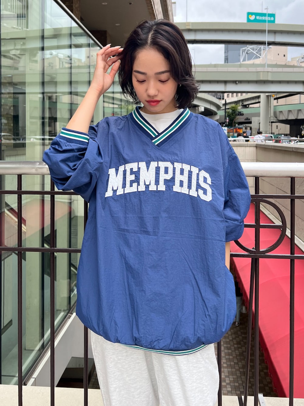 ブルー系のその他トップス、グレー系のスウェットパンツを着用したレディースの秋コーディネートの2枚目の写真