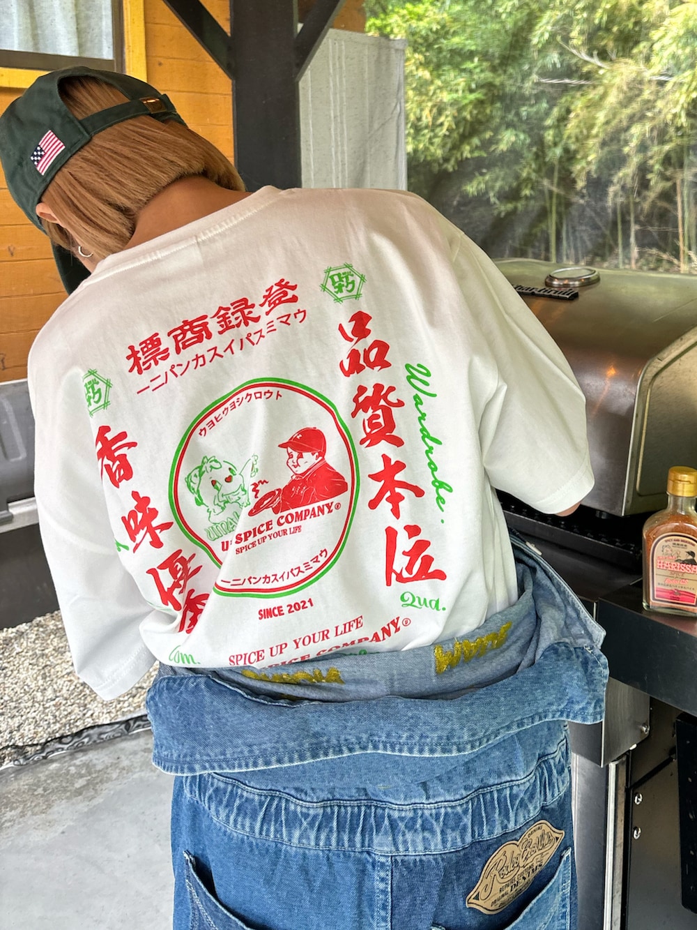 ホワイト系のTシャツ/カットソー、ブラック系のTシャツ/カットソーを着用したレディースの春コーディネートの2枚目の写真