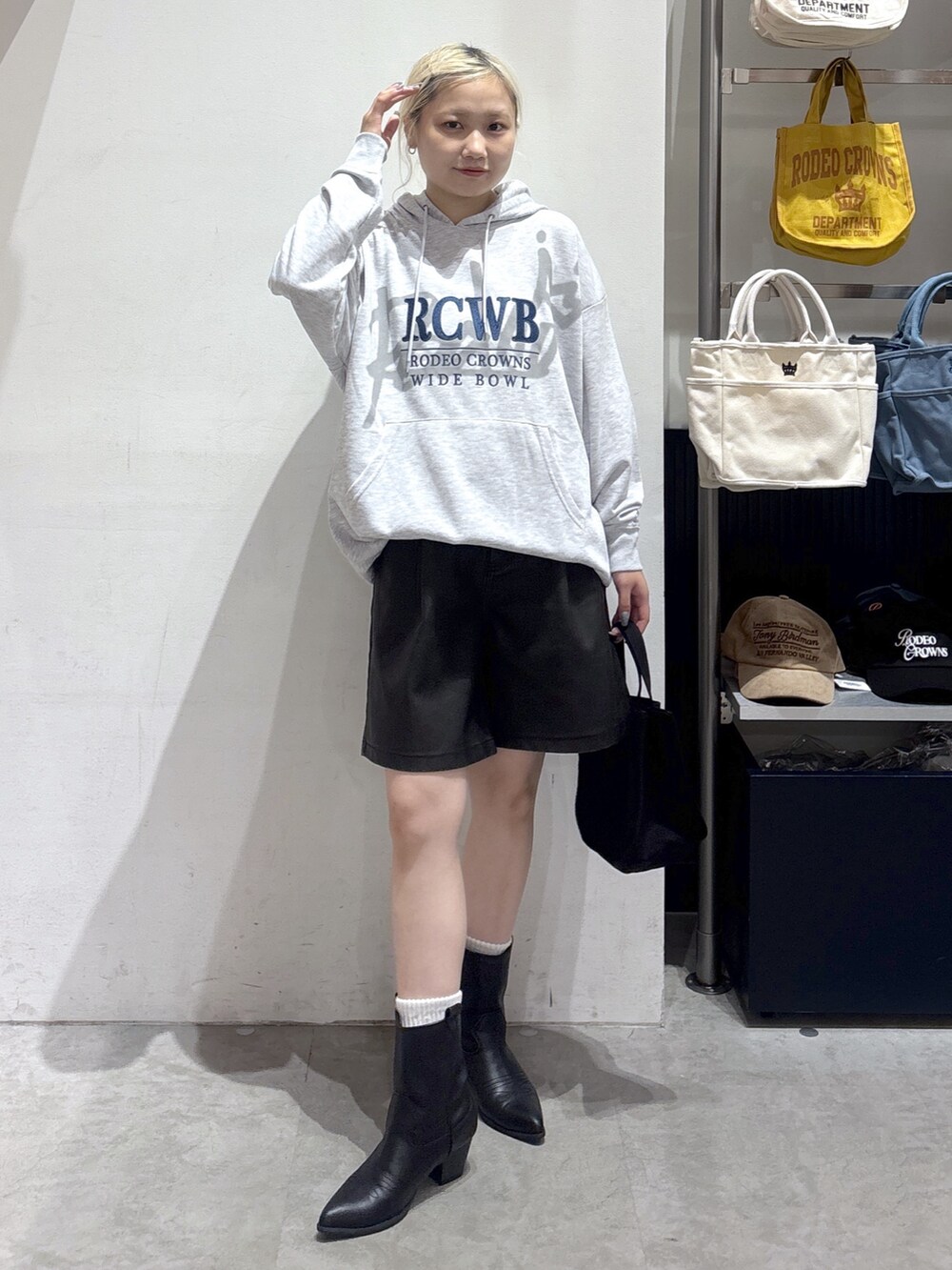 グレー系のワンピース、ブラック系のその他パンツ、ブラック系のトートバッグを着用したレディースの秋コーディネートの2枚目の写真