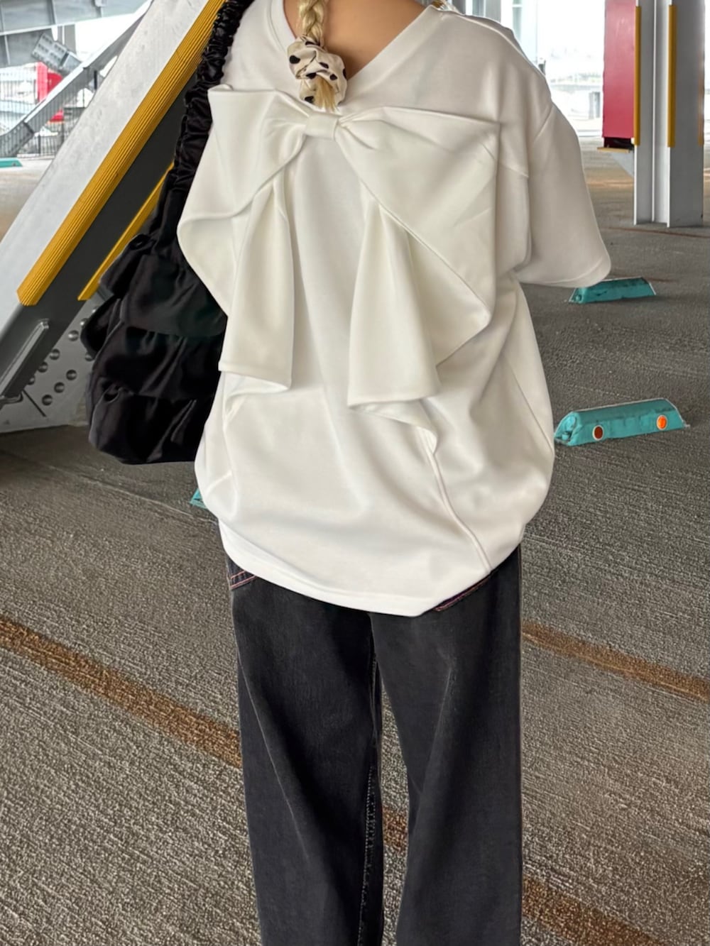 ホワイト系のTシャツ/カットソー、ブラック系のデニムパンツを着用したレディースの夏コーディネートの2枚目の写真