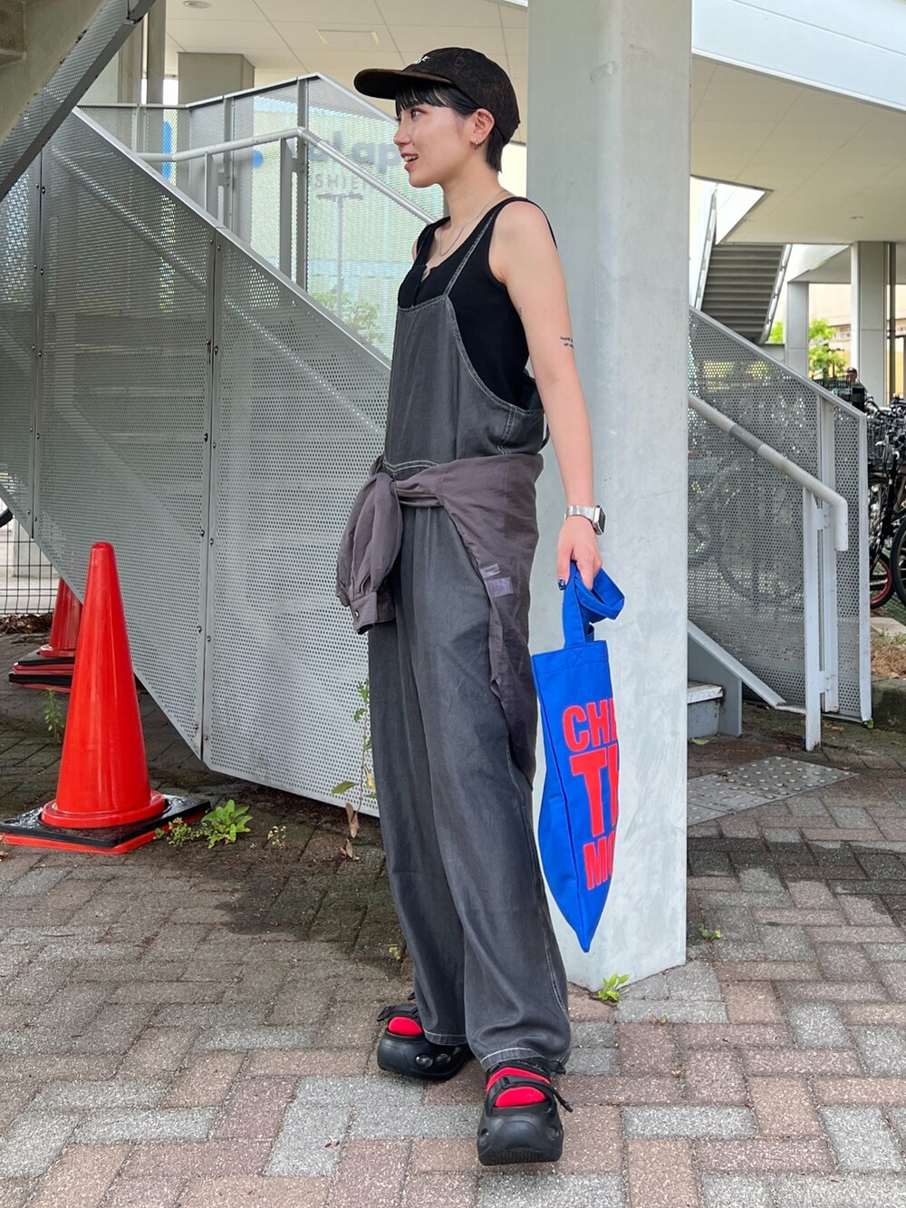 ブラック系のつなぎ/オールインワンを着用したレディースの夏コーディネートの2枚目の写真