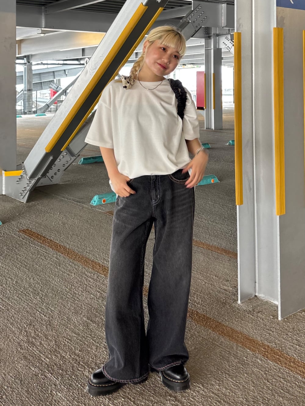 ホワイト系のTシャツ/カットソー、ブラック系のデニムパンツを着用したレディースの夏コーディネートの3枚目の写真