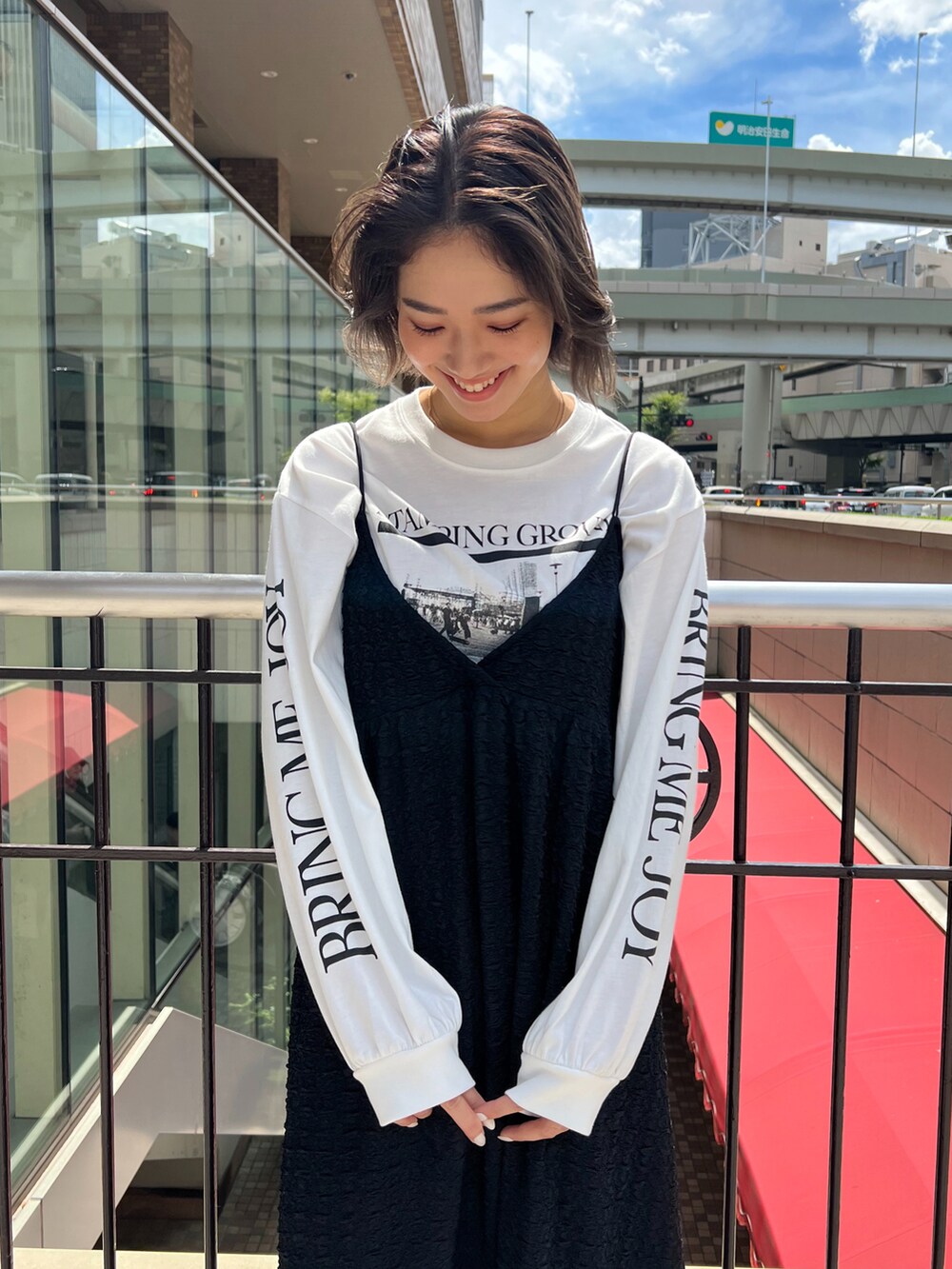 ホワイト系のTシャツ/カットソー、ブラック系のワンピースを着用したレディースの秋コーディネートの3枚目の写真
