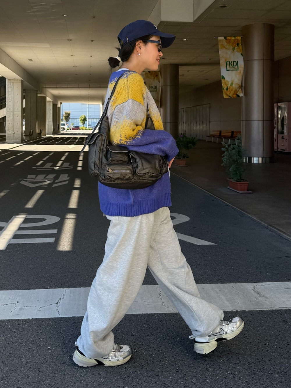 ブルー系のカーディガン/ボレロ、グレー系のスウェットパンツを着用したレディースの秋コーディネートの2枚目の写真