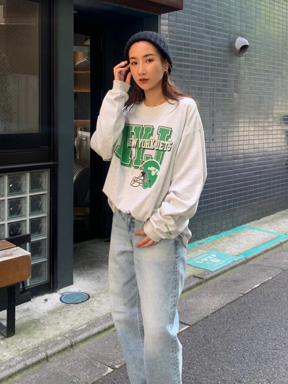 グレー系のTシャツ/カットソーを着用したレディースの夏コーディネートの3枚目の写真