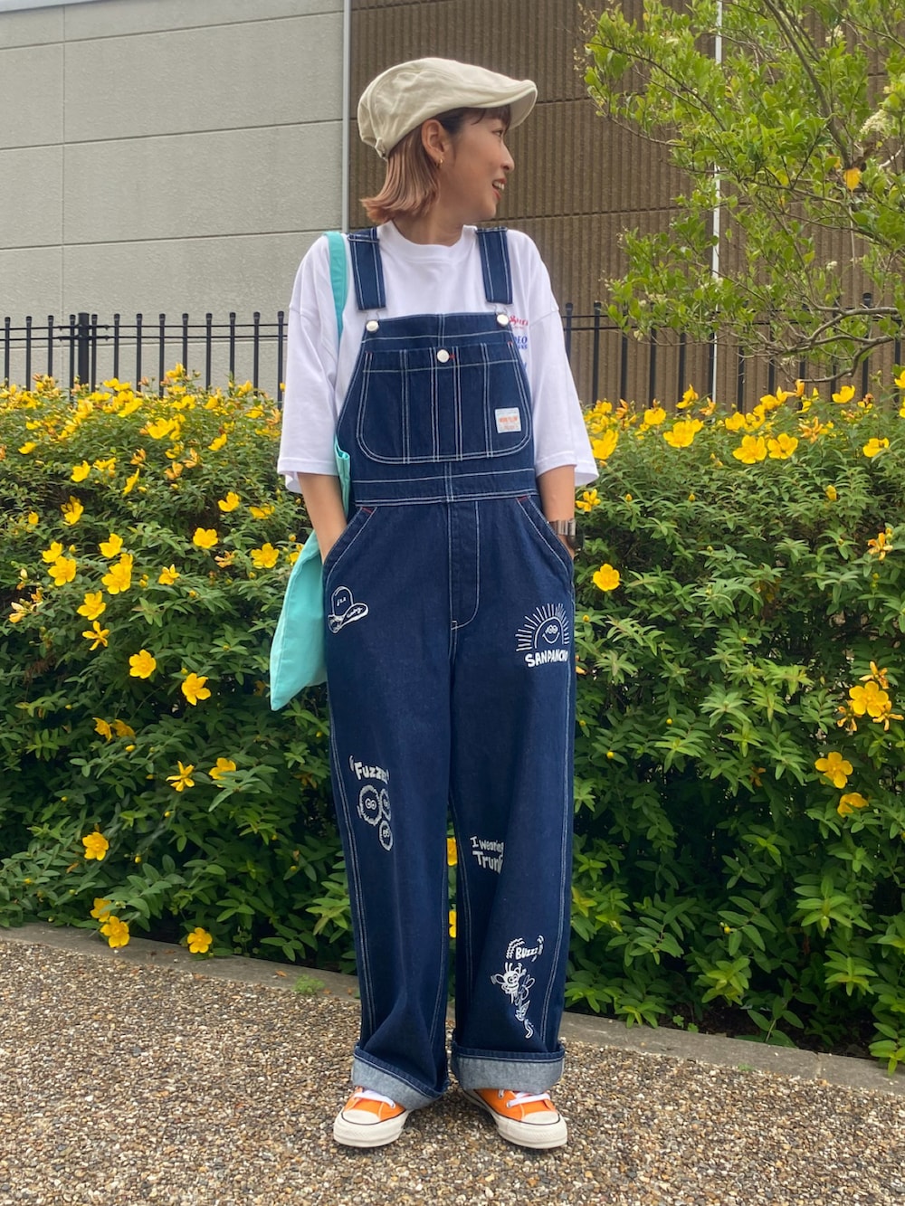 ブルー系のつなぎ/オールインワン、ブルー系のトートバッグを着用したレディースの夏コーディネートの2枚目の写真