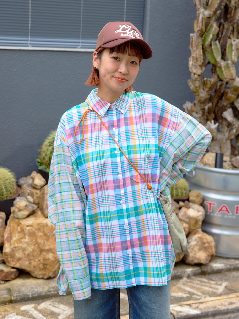 「チェックシャツ、配色シャツ、カスタムシャツ、ボーイズライク、ボーイズライクコーデ、キャップ、メッシュキャップ、デニムパンツ、デニム、RODEOCROWNS、RODEO CROWNS WIDE BOWL、ロデオクラウンズワイドボウル、ロデオクラウンズ」｜「RODEO CROWNS WIDE BOWLのクレイジーチェックシャツ（シャツ/ブラウス、ピンク系）」を使った、RODEOCROWNSWIDEBOWLさん（レディース・156cm）の春コーディネートの3枚目の写真