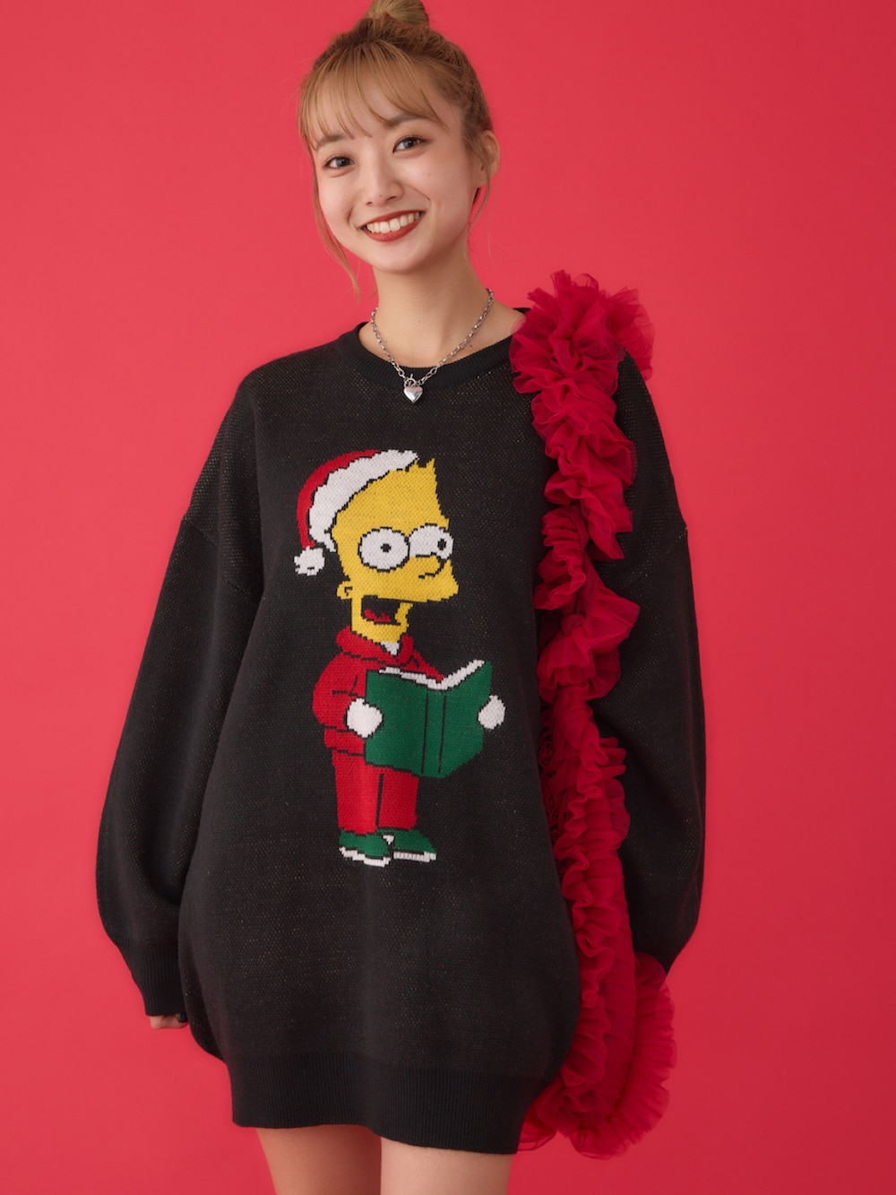 ブラック系のワンピース、レッド系のショルダーバッグ、ブラウン系のブーツを着用したレディースの冬コーディネートの3枚目の写真