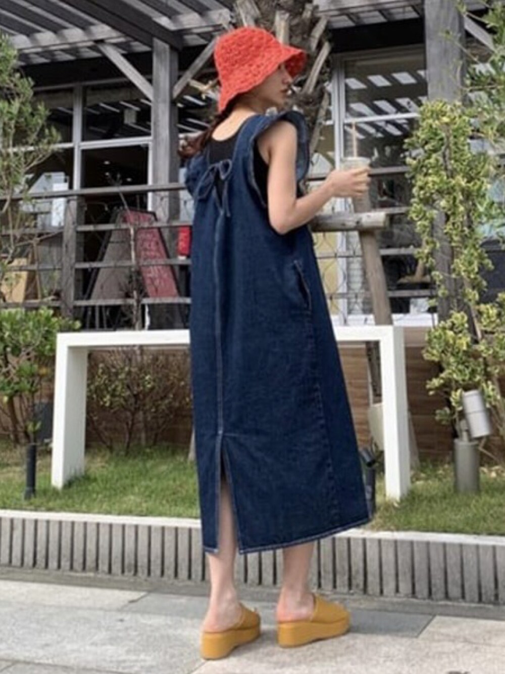 ブルー系のワンピース、イエロー系のサンダル、ブラック系のタンクトップを着用したレディースの夏コーディネートの2枚目の写真