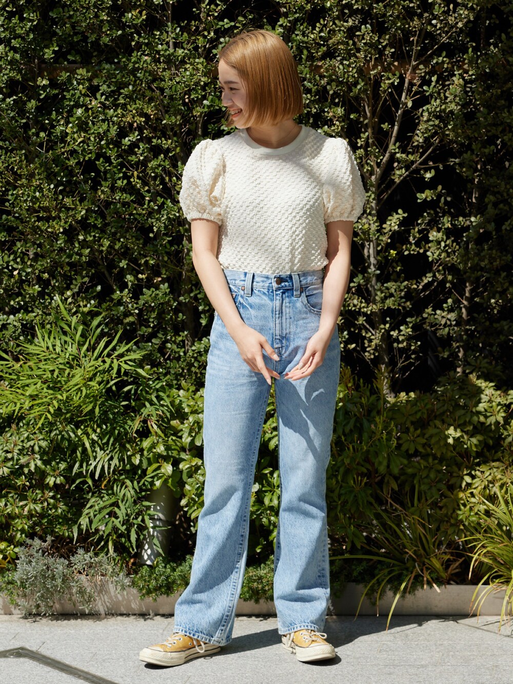 イエロー系のその他トップスを着用したレディースの春コーディネートの2枚目の写真