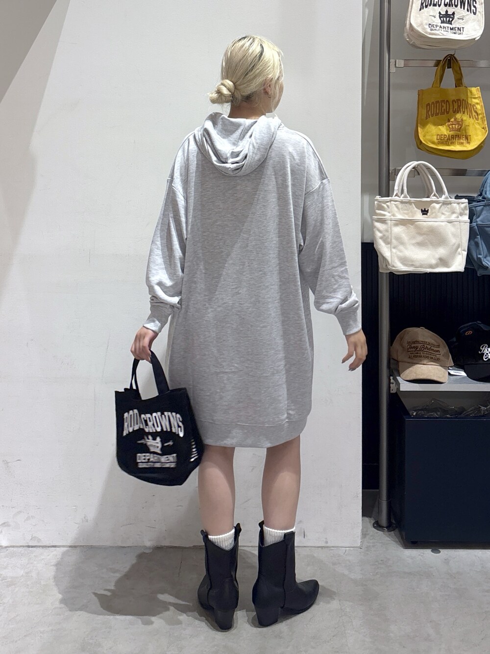 グレー系のワンピース、ブラック系のその他パンツ、ブラック系のトートバッグを着用したレディースの秋コーディネートの3枚目の写真