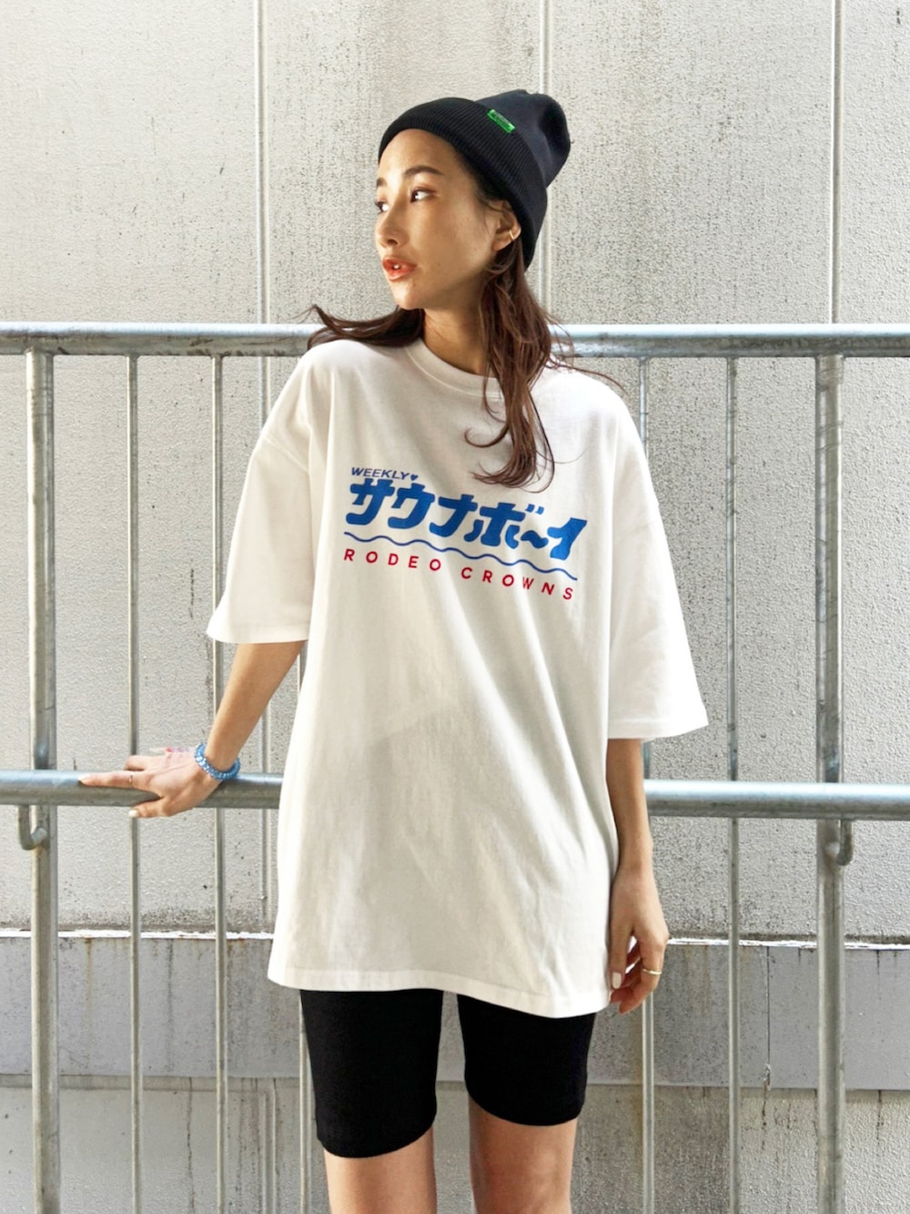 ホワイト系のTシャツ/カットソー、ブラック系のニットキャップ/ビーニー、ブラック系のレギンス/スパッツを着用したレディースの春コーディネートの3枚目の写真