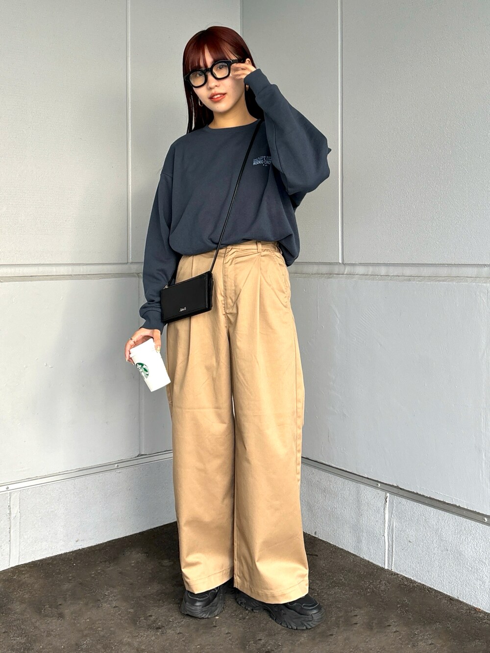 ブルー系のスウェット、ベージュ系のチノパンツを着用したレディースの冬コーディネートの3枚目の写真