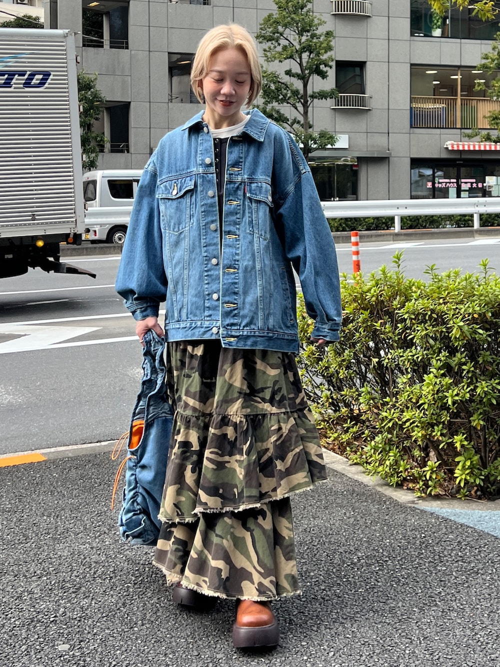 その他のスカート、ブラウン系のサンダル、ブルー系のトートバッグを着用したレディースの春コーディネートの2枚目の写真