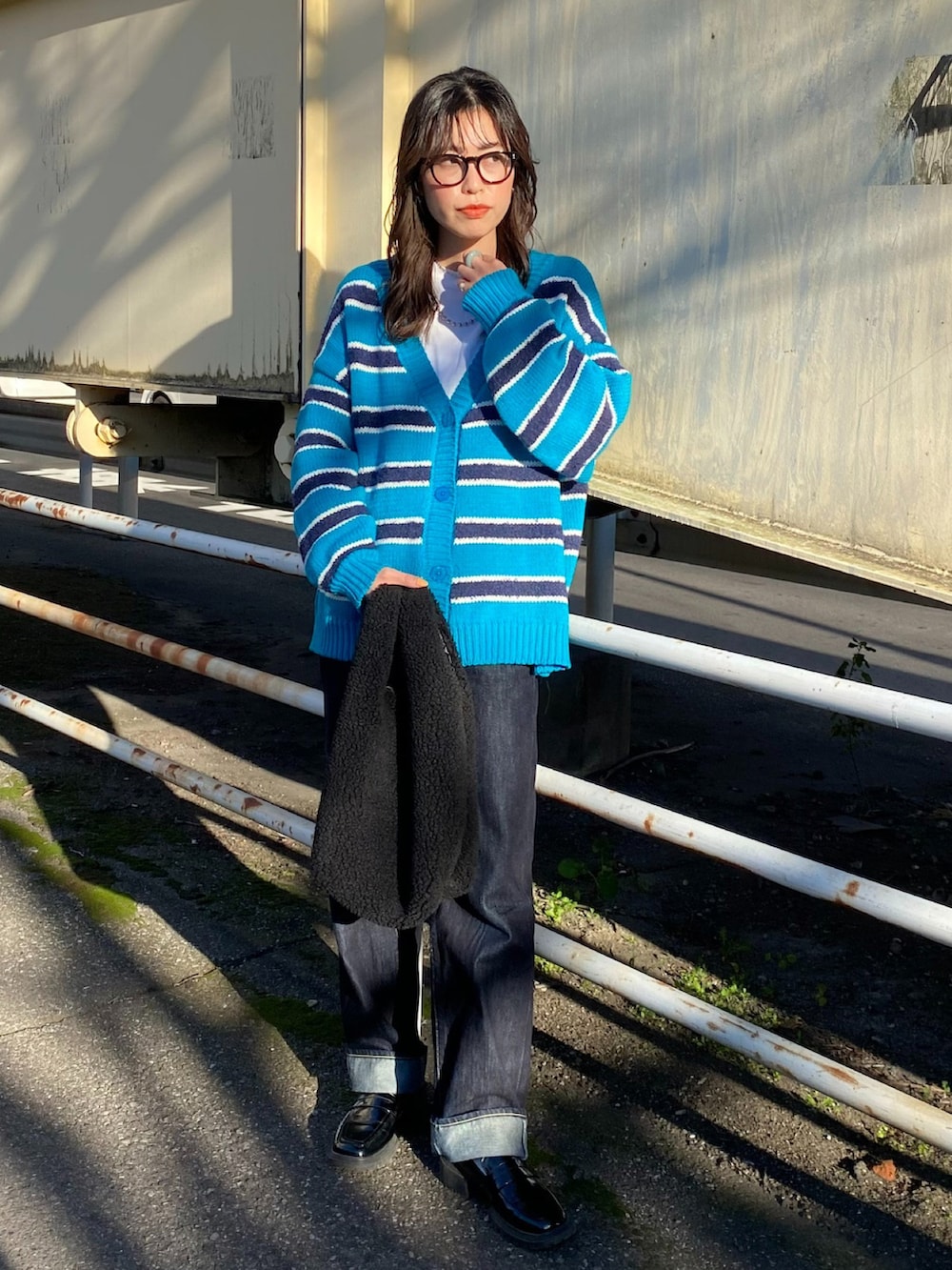 ブルー系のカーディガン/ボレロを着用したレディースの冬コーディネートの2枚目の写真