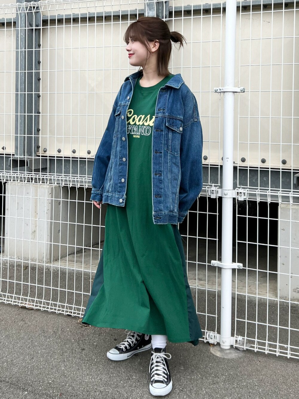 グリーン系のワンピースを着用したレディースの春コーディネートの4枚目の写真