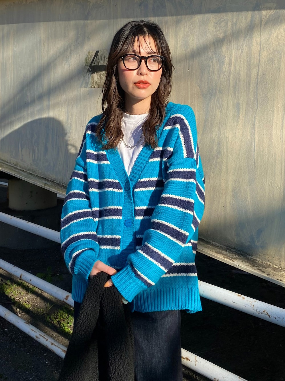 ブルー系のカーディガン/ボレロを着用したレディースの冬コーディネートの3枚目の写真