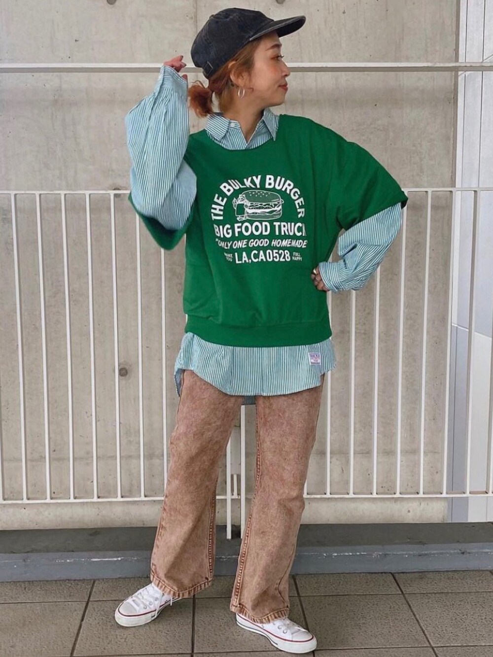 グリーン系のTシャツ/カットソー、グリーン系のシャツ/ブラウス、ブラウン系のデニムパンツを着用したレディースの春コーディネートの2枚目の写真