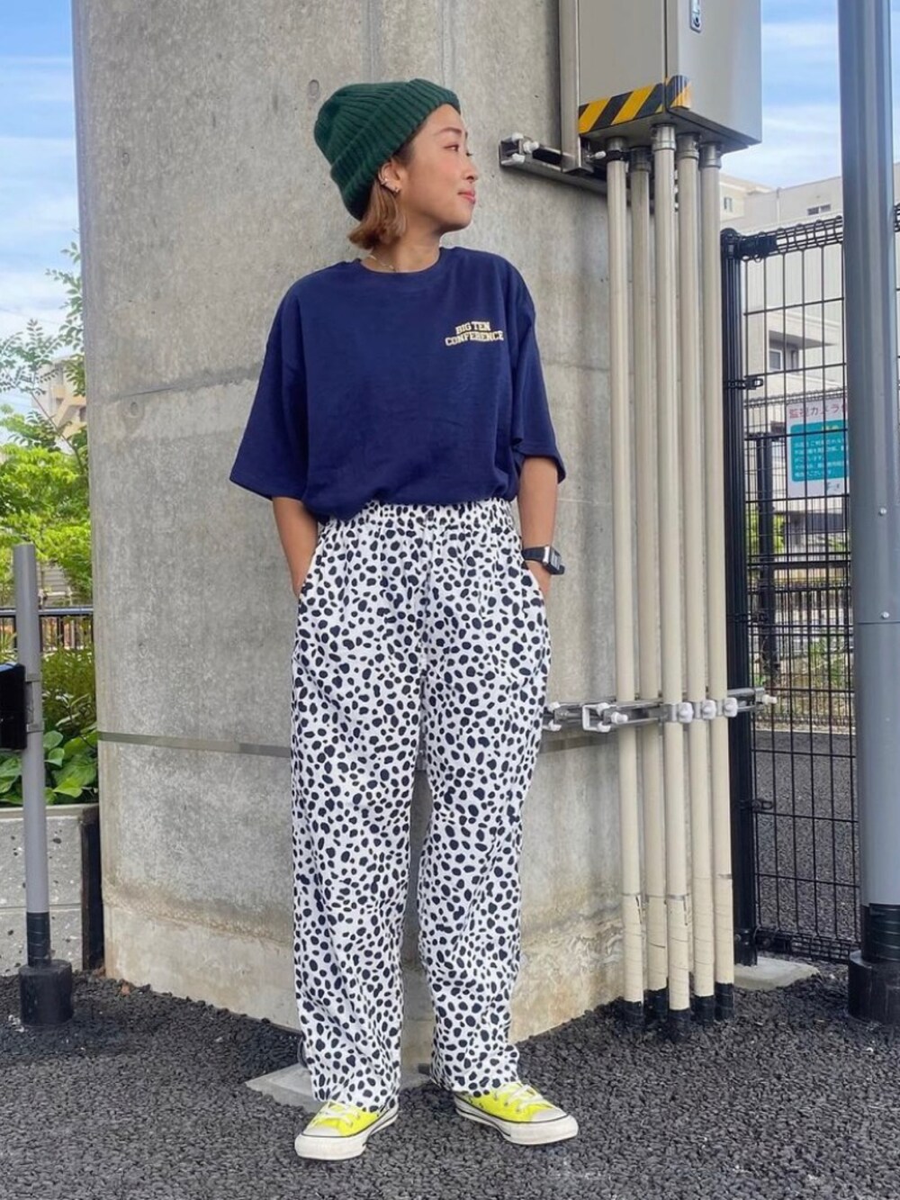 ブルー系のTシャツ/カットソー、ホワイト系のその他パンツを着用したレディースの夏コーディネートの2枚目の写真