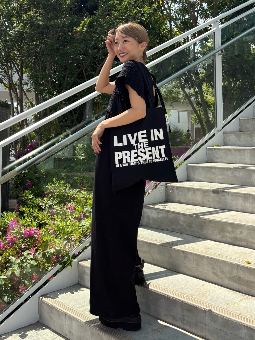 ブラック系のつなぎ/オールインワン、ブラック系のトートバッグを着用したレディースの夏コーディネートの2枚目の写真