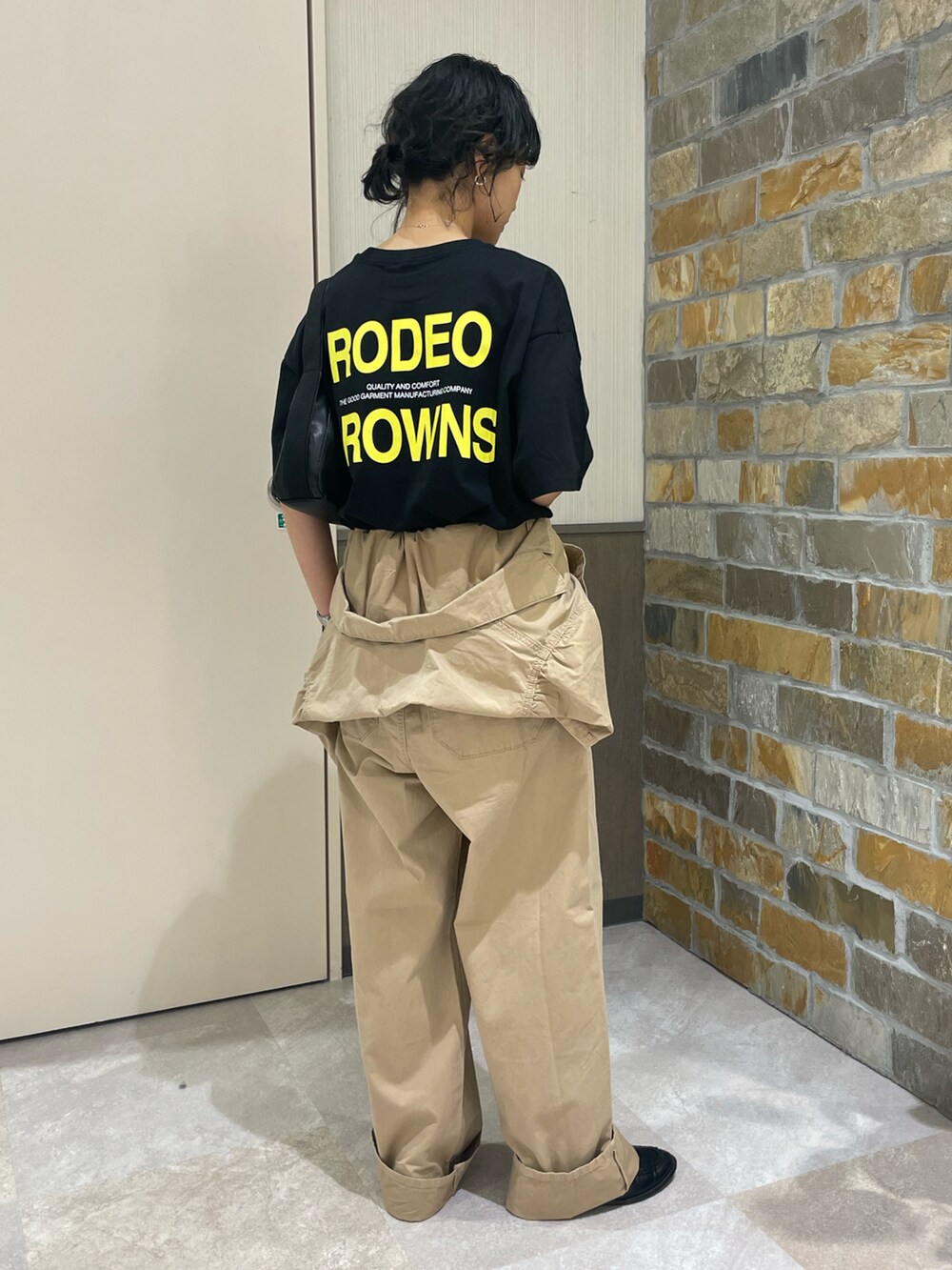 「夏ファッション、ロゴT、オールインワン、ジャンプスーツ、ベージュ、黒Tシャツ、RODEO CROWNS WIDE BOWL、RODEOCROWNS、ロデオクラウンズワイドボウル、ロデオクラウンズ」｜「RODEO CROWNS WIDE BOWLのWork ジャンプスーツ（つなぎ/オールインワン、ベージュ系）」を使った、RODEOCROWNSWIDEBOWLさん（レディース・158cm）の春コーディネートの2枚目の写真