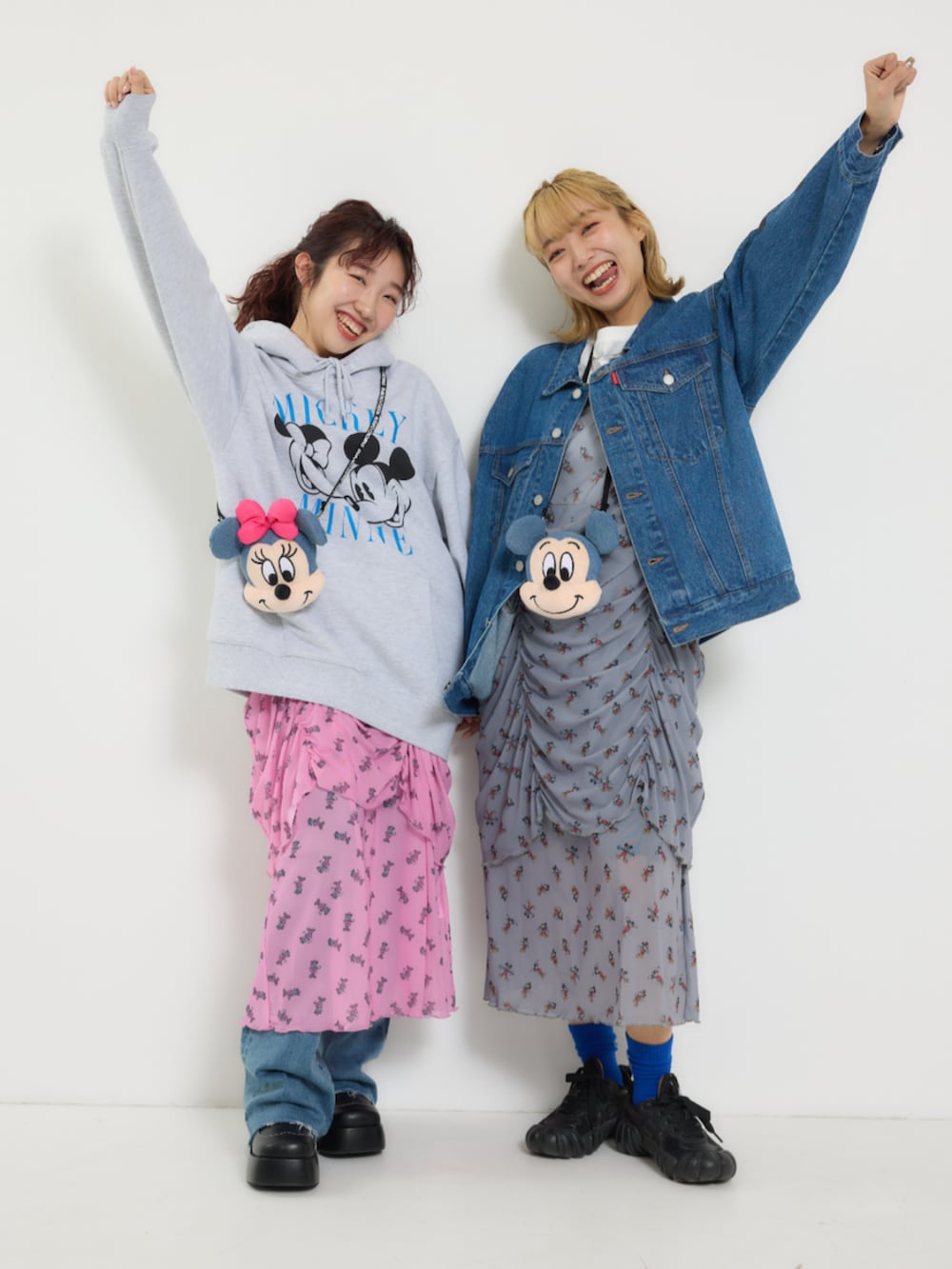 ブルー系のデニムジャケット、グレー系のワンピース、イエロー系のショルダーバッグを着用したレディースの冬コーディネートの3枚目の写真