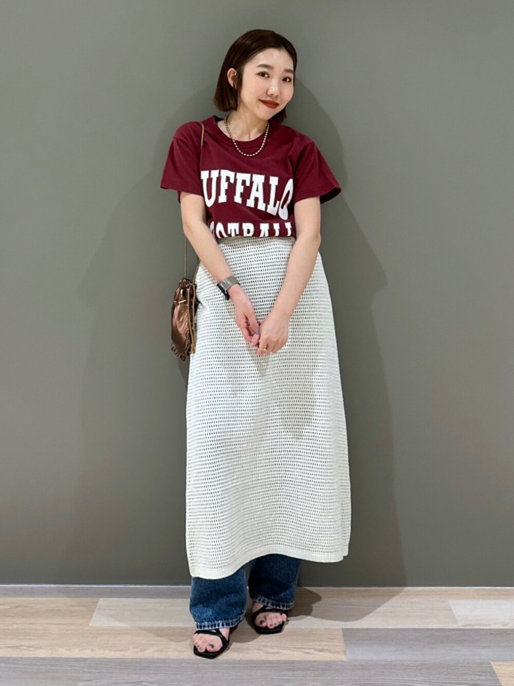 レッド系のTシャツ/カットソー、ホワイト系のスカートを着用したレディースの夏コーディネートの2枚目の写真