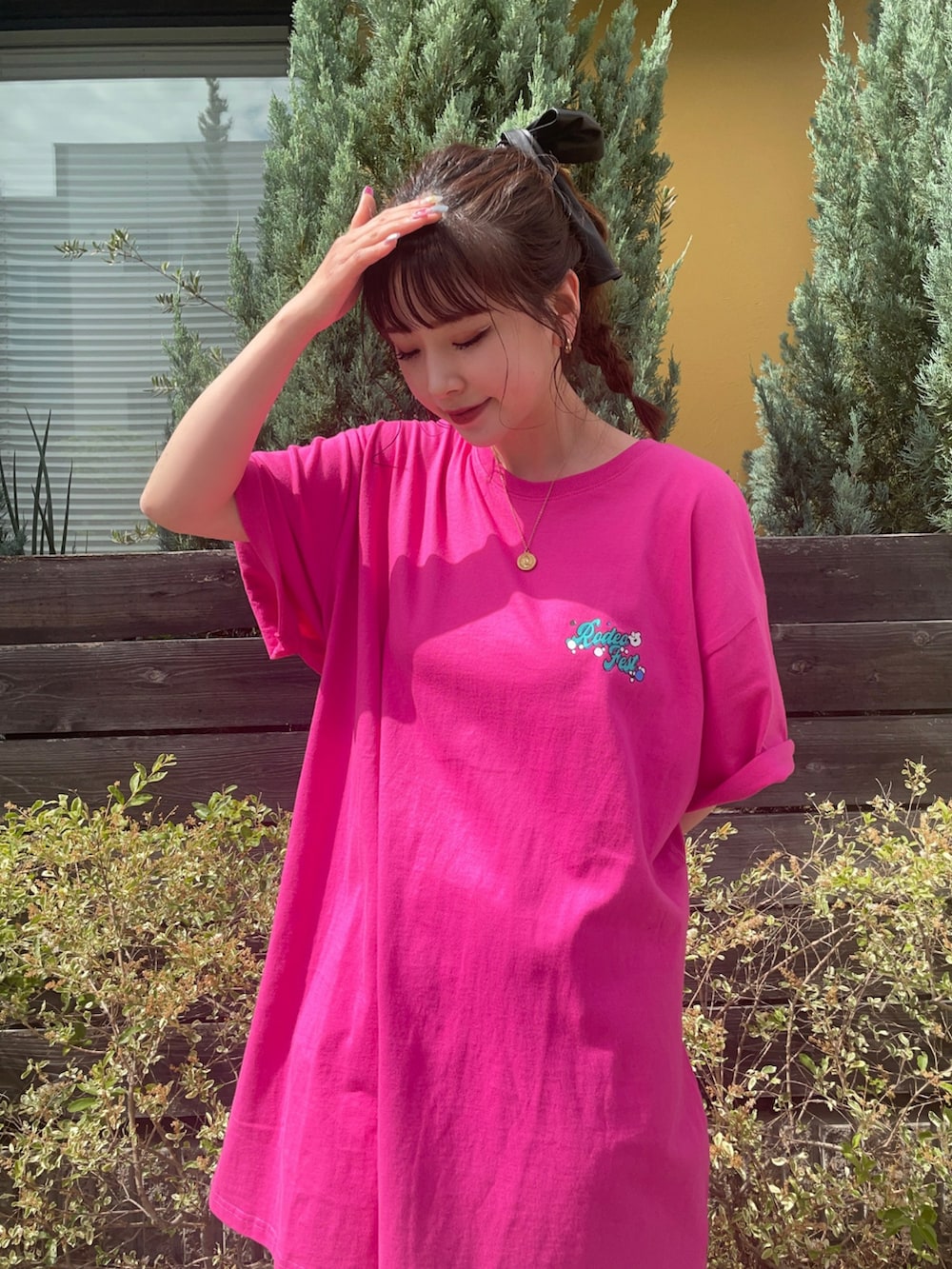 「RODDYBIRTHDAY、Tワンピ、ピンクワンピ、夏コーデ、カジュアル、フェスコーデ、ポップコーンパンツ、ポコポコ、RODEO CROWNS WIDE BOWL、RODEOCROWNS、ロデオクラウンズワイルドボウル、ロデオクラウンズ」｜「RODEO CROWNS WIDE BOWLのRODEO Fes Tワンピース（ワンピース、ピンク系）」を使った、RODEOCROWNSWIDEBOWLさん（レディース・156cm）の春コーディネートの3枚目の写真
