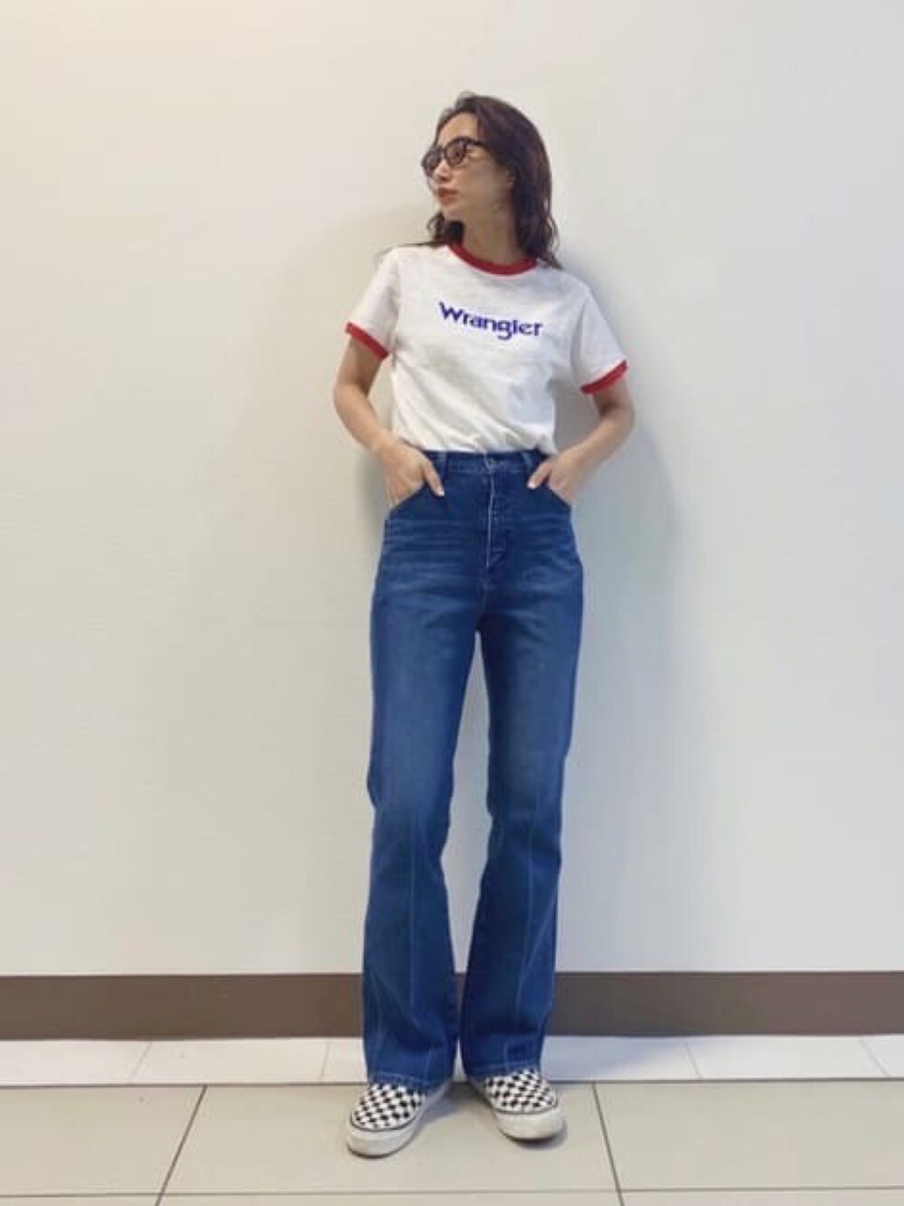 ホワイト系のTシャツ/カットソー、ブルー系のデニムパンツを着用したレディースの春コーディネートの3枚目の写真