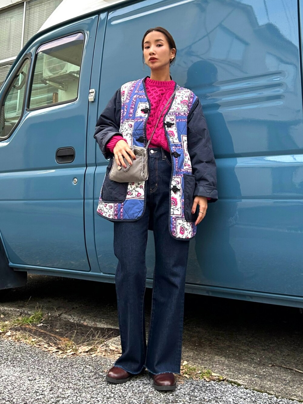 ブルー系のその他アウター、ピンク系のニット/セーター、ブルー系のデニムパンツを着用したレディースの秋コーディネートの3枚目の写真