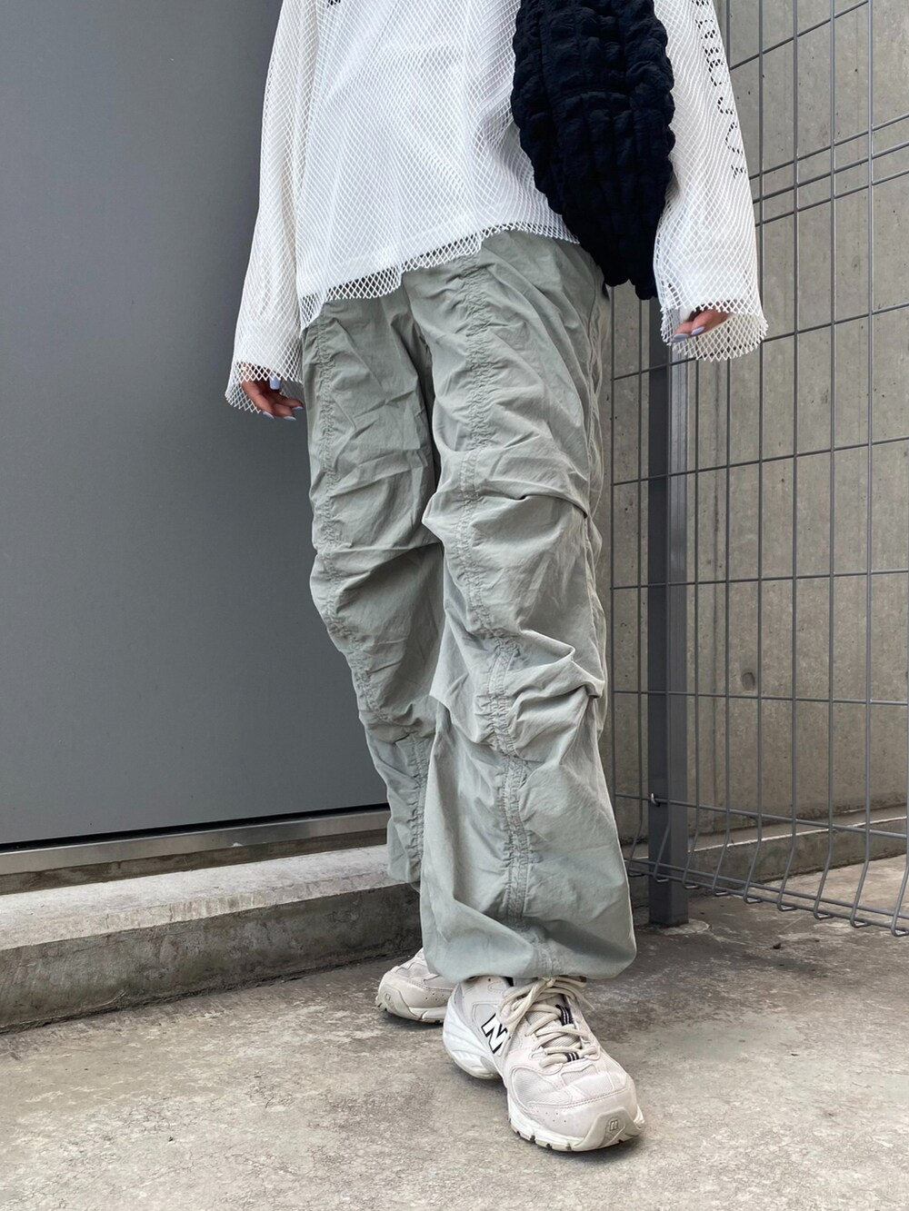 グリーン系のその他パンツ、ホワイト系のTシャツ/カットソー、ホワイト系のTシャツ/カットソーを着用したレディースの秋コーディネートの2枚目の写真