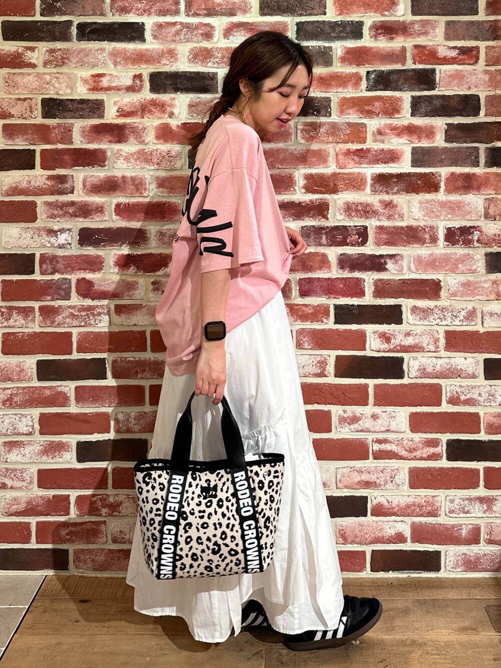 ピンク系のTシャツ/カットソー、ホワイト系のトートバッグ、ホワイト系のスカートを着用したレディースの夏コーディネートの3枚目の写真