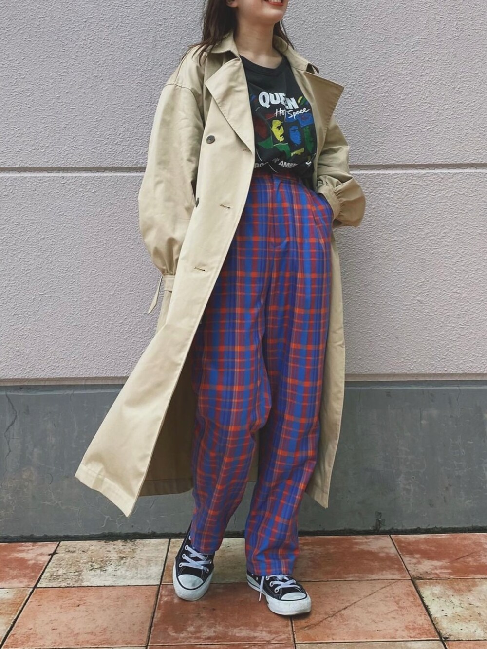 ブラック系のTシャツ/カットソー、ベージュ系のトレンチコート、ブルー系のスラックスを着用したレディースの春コーディネートの2枚目の写真