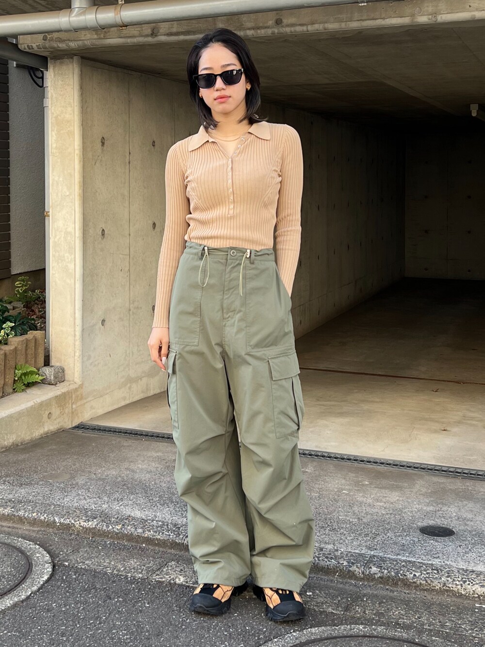 グリーン系のカーゴパンツを着用したレディースの冬コーディネートの2枚目の写真