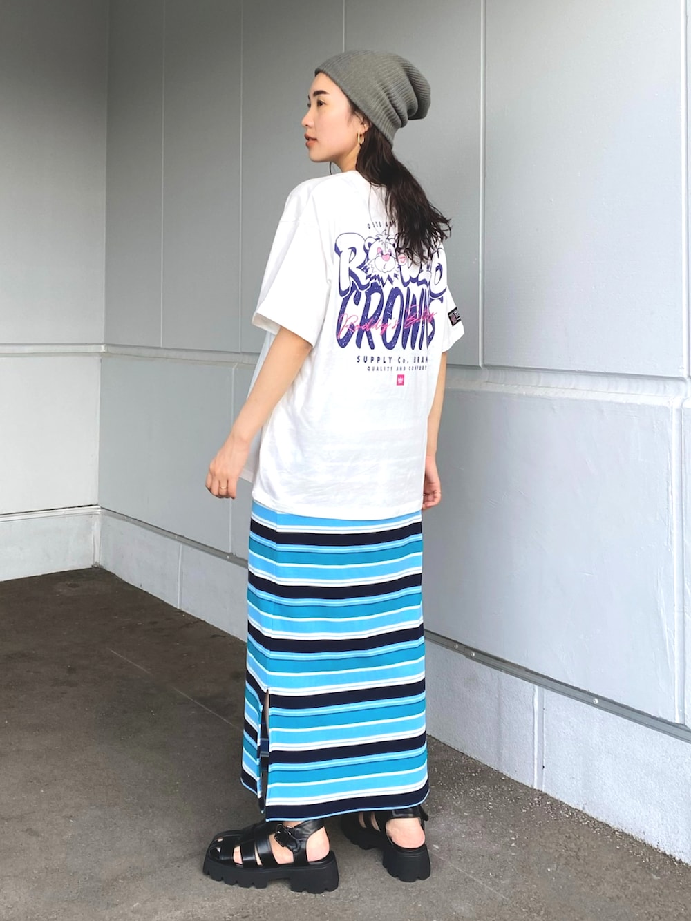 ホワイト系のTシャツ/カットソー、ブルー系のワンピースを着用したレディースの春コーディネートの2枚目の写真