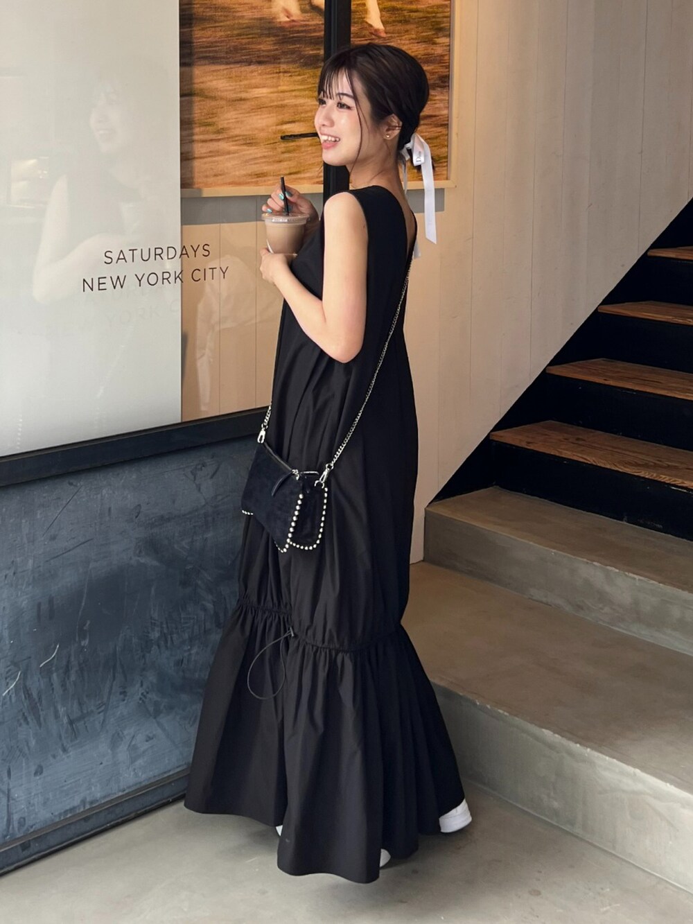 ブラック系のワンピースを着用したレディースの夏コーディネートの2枚目の写真