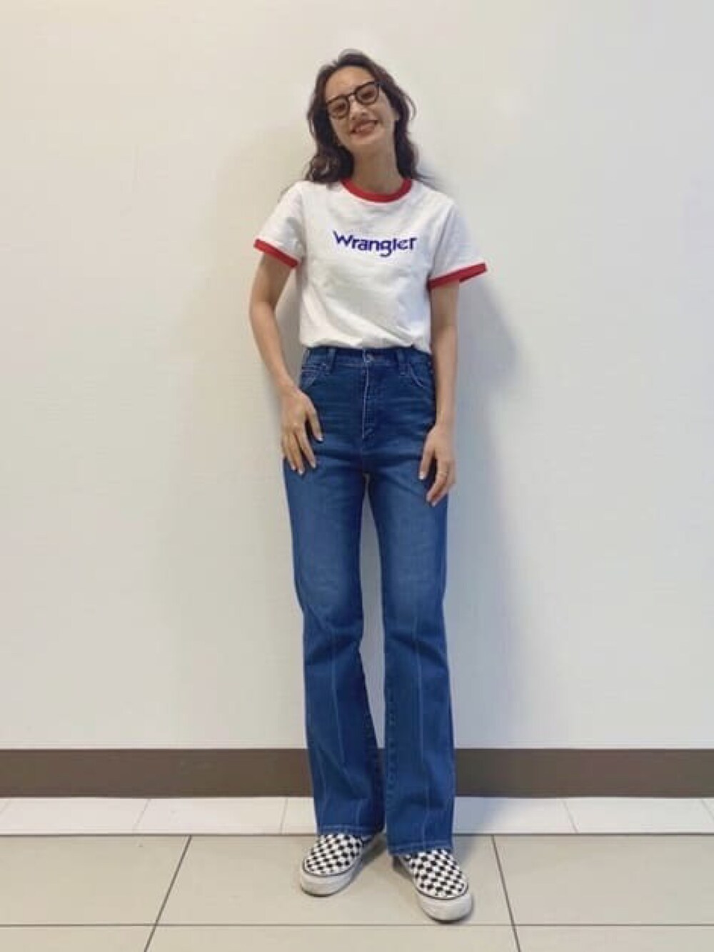 ホワイト系のTシャツ/カットソー、ブルー系のデニムパンツを着用したレディースの春コーディネートの2枚目の写真
