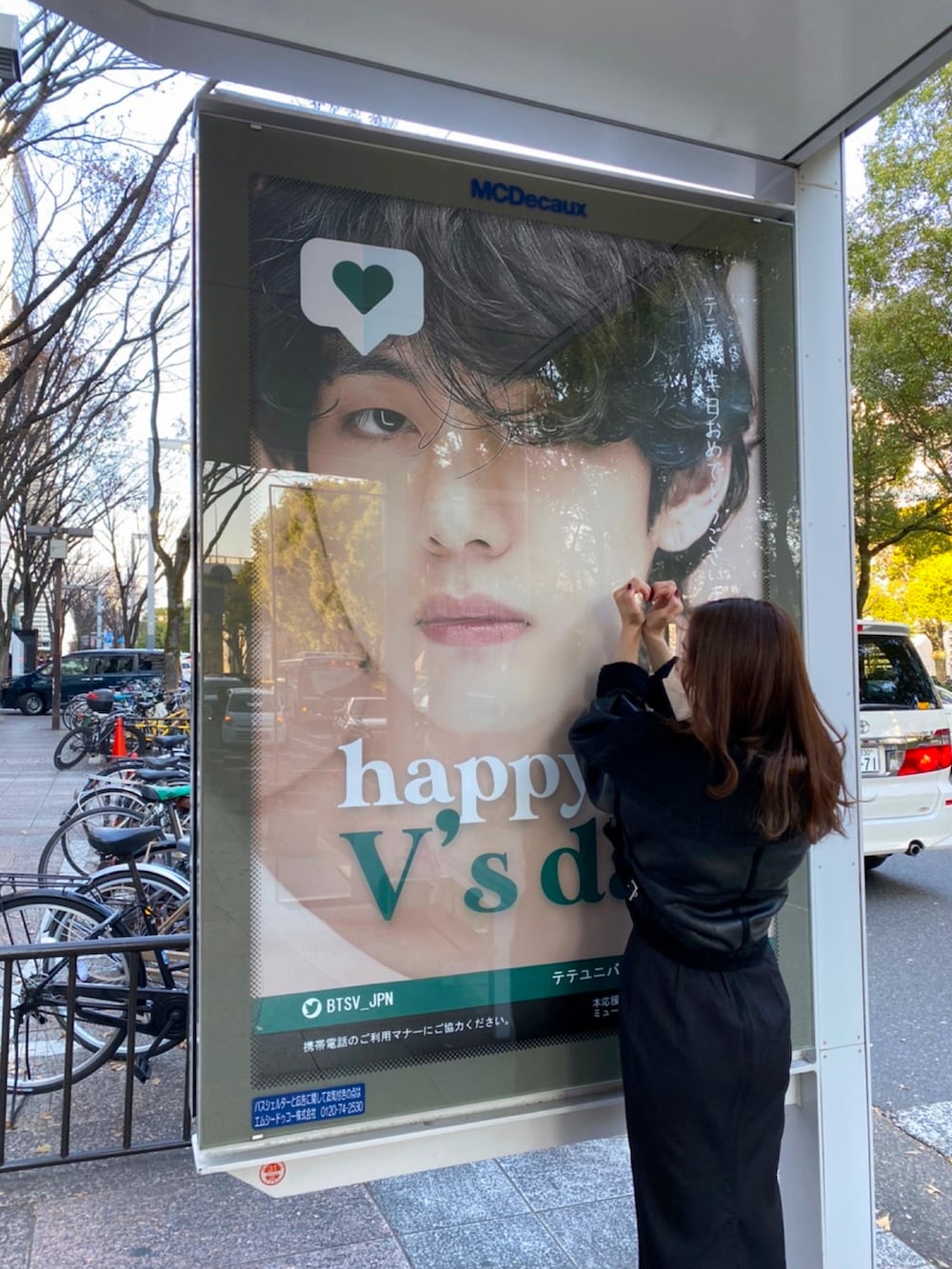 ブラック系のムートンコート、ブラック系のスカートを着用したレディースの秋コーディネートの3枚目の写真