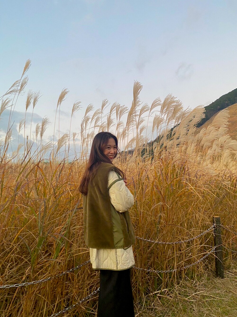 ブラック系のスカート、グリーン系のミリタリージャケットを着用したレディースの秋コーディネートの2枚目の写真