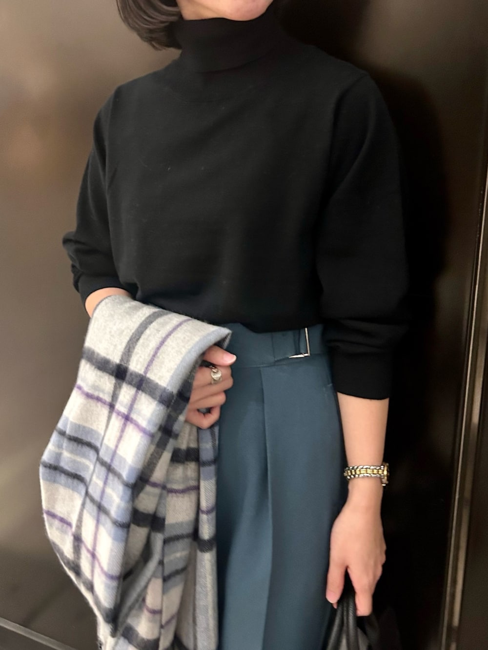 ブラック系のニット/セーター、ブルー系のその他パンツ、ブラック系のトートバッグを着用したレディースの秋コーディネートの3枚目の写真