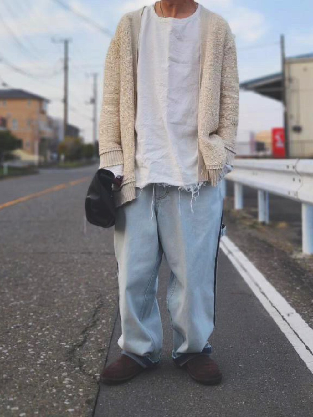 ベージュ系のカーディガン/ボレロ、ブルー系のデニムパンツを着用したメンズの春コーディネートの2枚目の写真