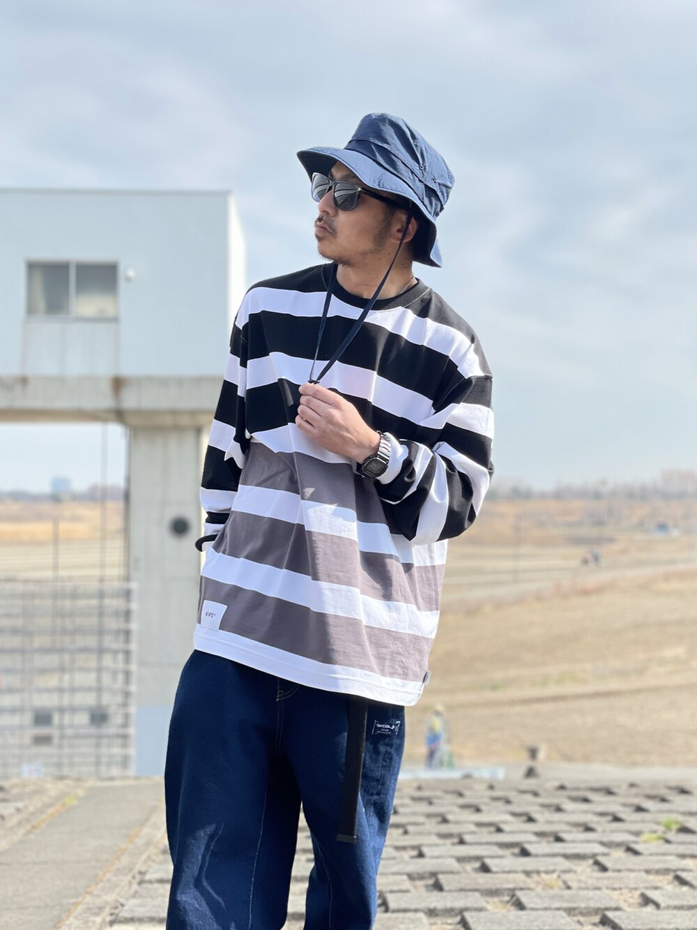 その他のトップス、ブルー系のデニムパンツ、ブラック系のスニーカーを着用したメンズの春コーディネートの3枚目の写真