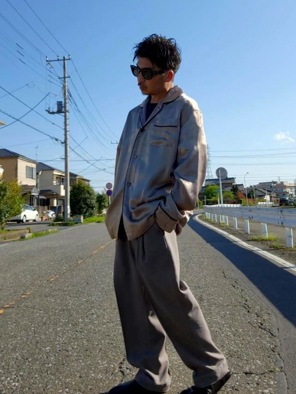 ゴールド系のシャツ/ブラウス、その他のパンツ、ブラック系のモカシン/デッキシューズを着用したメンズの春コーディネートの3枚目の写真