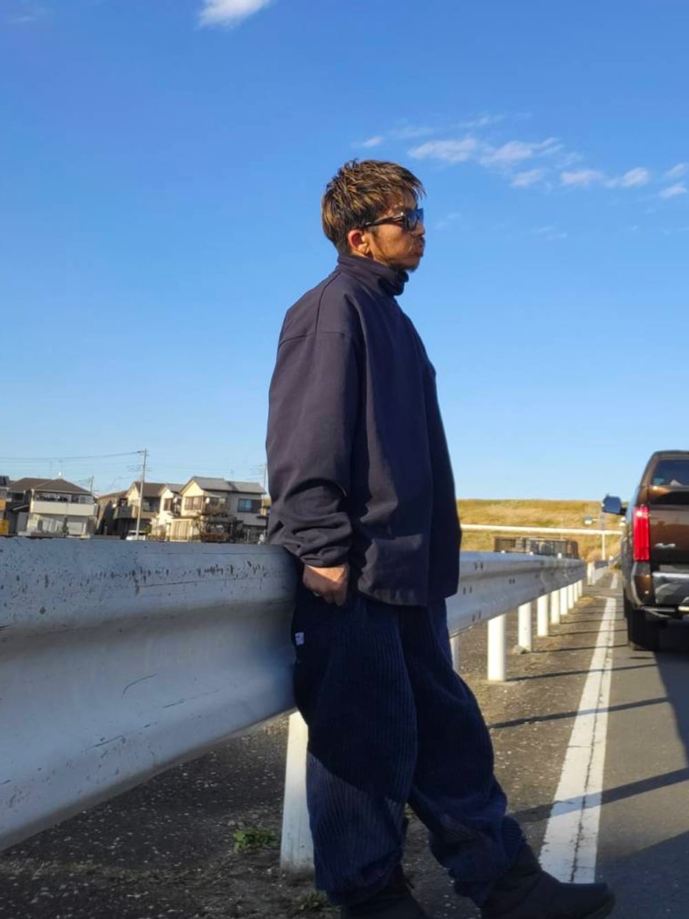 ブルー系のTシャツ/カットソー、ブルー系のその他パンツ、ブラック系のブーツを着用したメンズの冬コーディネートの2枚目の写真