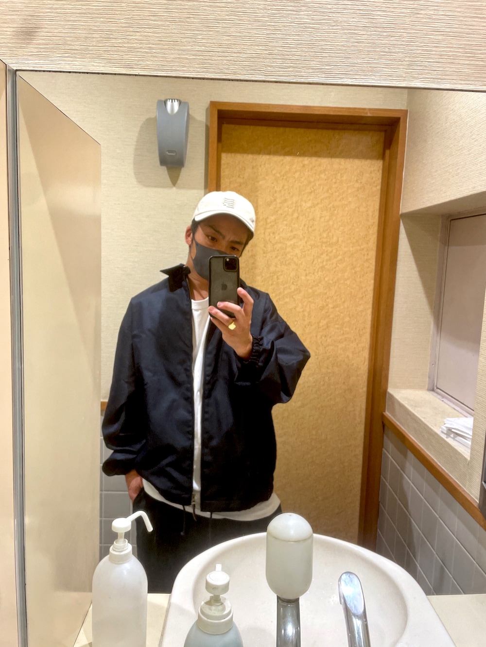 ブルー系のジャケット/アウター、グリーン系のパンツ、ベージュ系のキャップを着用したメンズの秋コーディネートの2枚目の写真