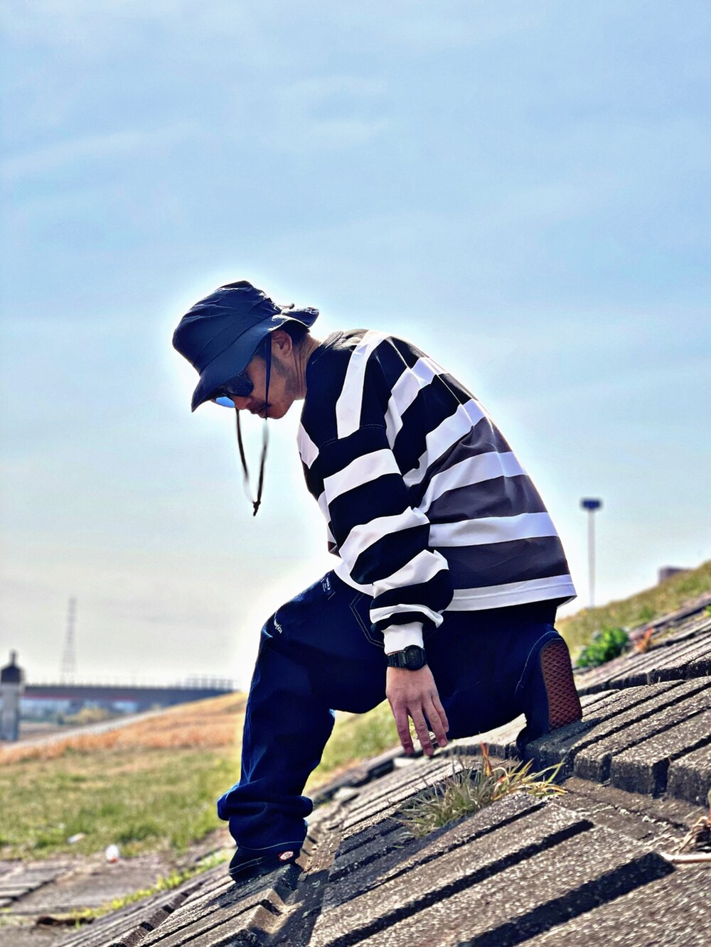 その他のトップス、ブルー系のデニムパンツ、ブラック系のスニーカーを着用したメンズの春コーディネートの2枚目の写真