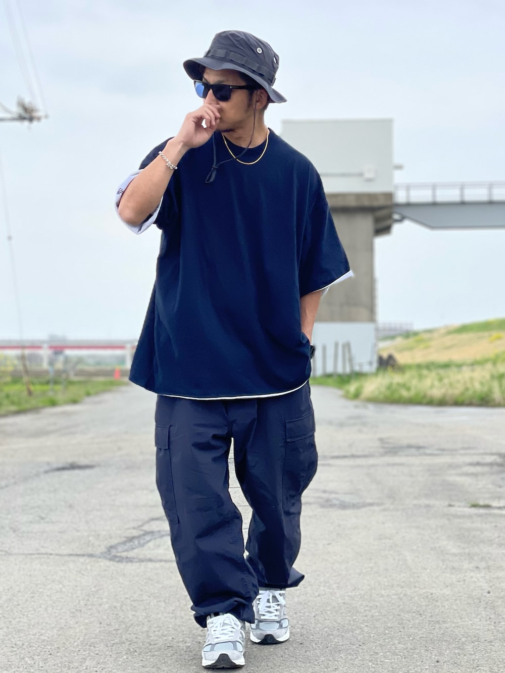 ブルー系のTシャツ/カットソー、ブルー系のカーゴパンツ、グレー系のハットを着用したメンズの春コーディネートの2枚目の写真