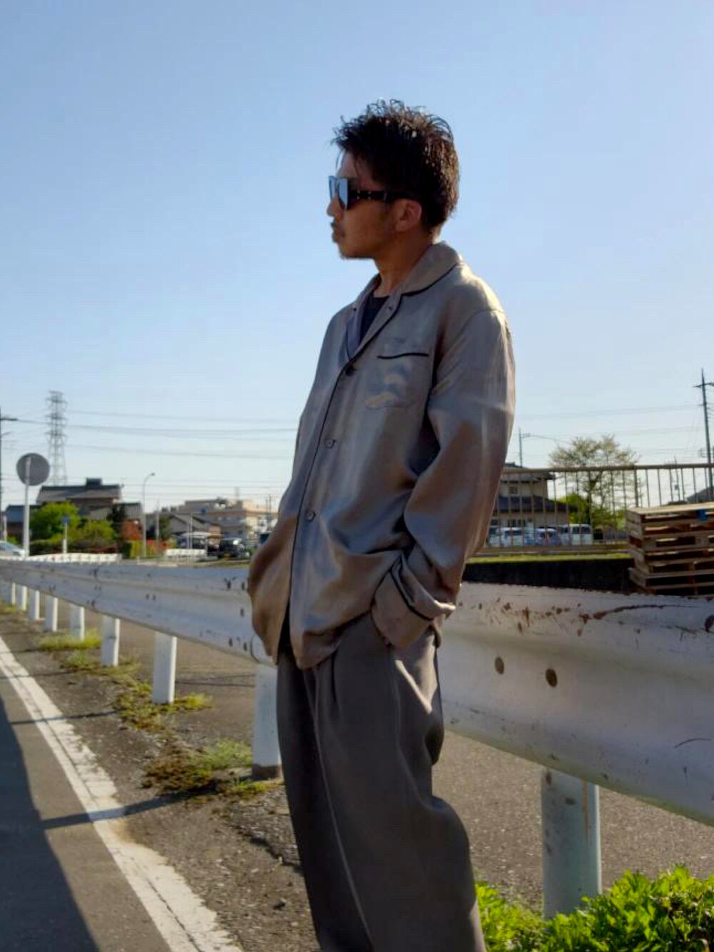 ゴールド系のシャツ/ブラウス、その他のパンツ、ブラック系のモカシン/デッキシューズを着用したメンズの春コーディネートの2枚目の写真